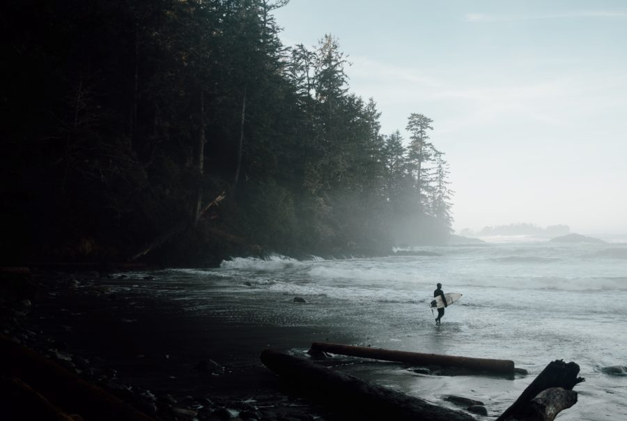 Surfen in der Florencia Bay, Ucluelet | Foto: Destination BC, Mike Seehagel