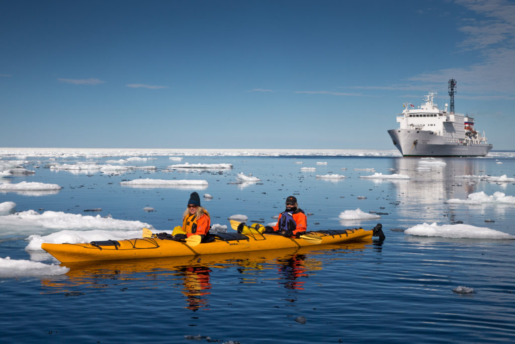 Kajakfahren vor Baffin Island | One Ocean Expeditions von Roger Pimenta